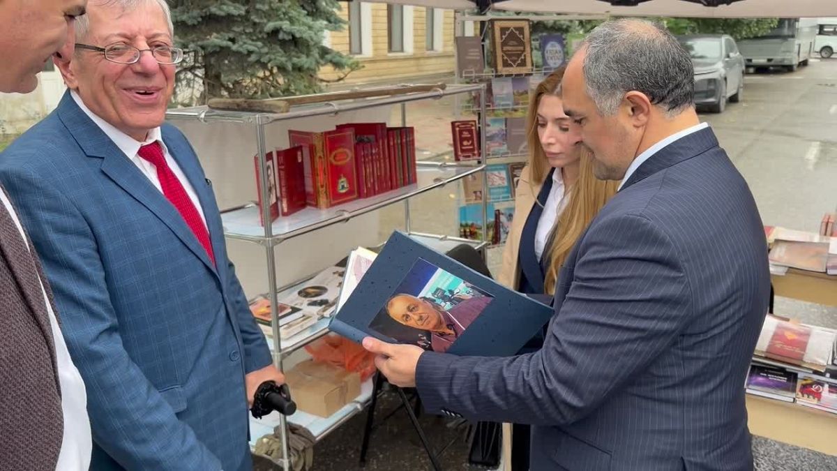 Врио министра цифрового развития, информации и печати Дагестана Юрий Гамзатов осмотрел павильоны участников фестиваля «Тарки-тау», пообщался с представителями издательств и познакомился с новиками книжного мира