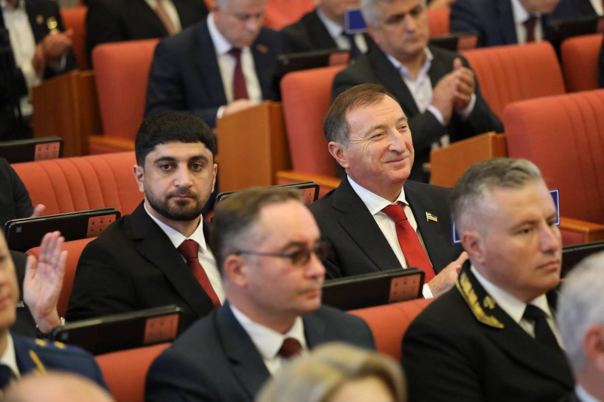 Председатель Правительства РД Магомед Рамазанов поздравил Заура Аскендерова с избранием на должность Председатель Правительства РД Магомед Рамазанов поздравил Заура Аскендерова с избранием на должность