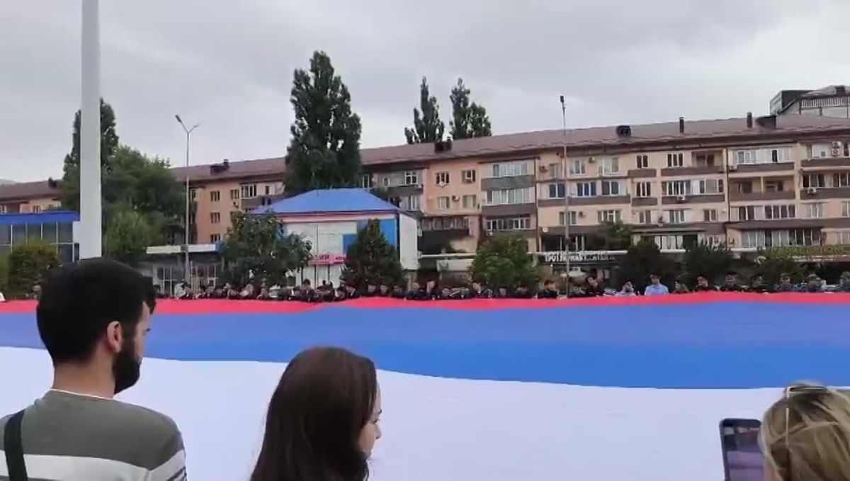 В Махачкале состоялась акция по развертыванию самого большого триколора России