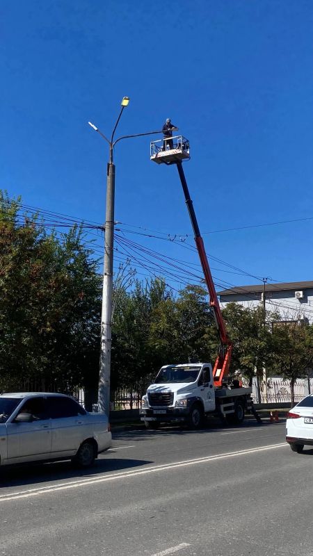 В настоящее время работники МБУ "Благоустройство г. Махачкалы" проводят устранение повреждений, замену и ремонт светильников на объектах уличного освещения на проспекте Петра Первого