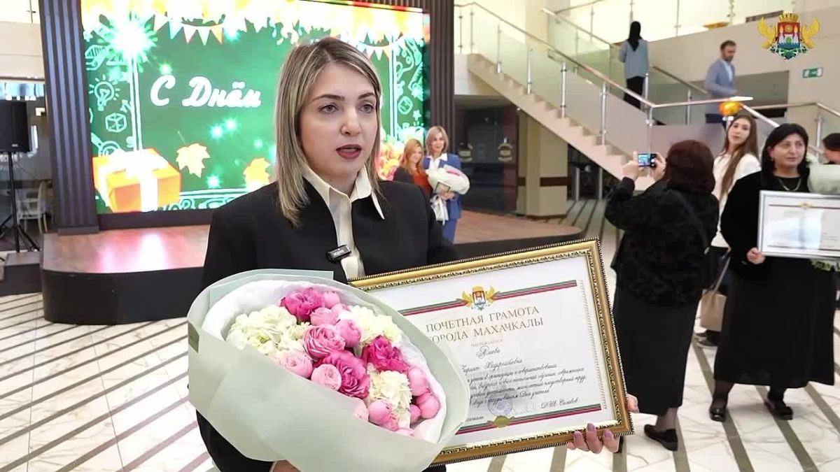 Педагог Зарият Алиева получила почётную грамоту Администрации г. Махачкалы
