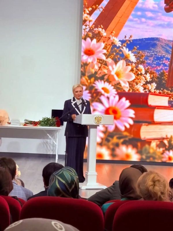 Елена Павлюченко поздравила педагогов Дагестана с Днем учителя Елена Павлюченко поздравила педагогов Дагестана с Днем учителя