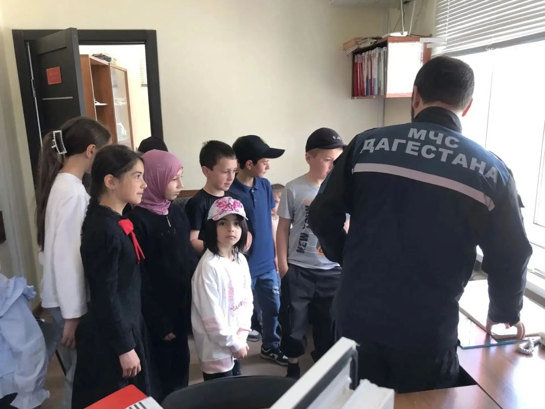 С Днём учителя!. Сегодня мы поздравляем всех, кто несёт знания людям С Днём учителя!. Сегодня мы поздравляем всех, кто несёт знания людям
