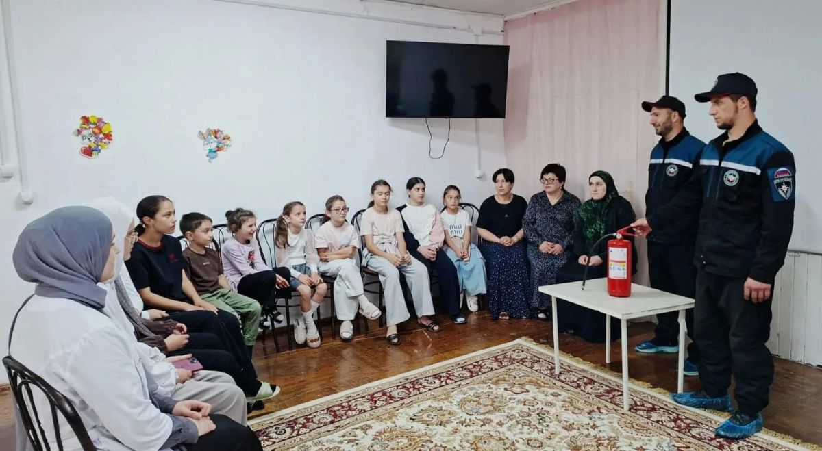 С Днём учителя!. Сегодня мы поздравляем всех, кто несёт знания людям