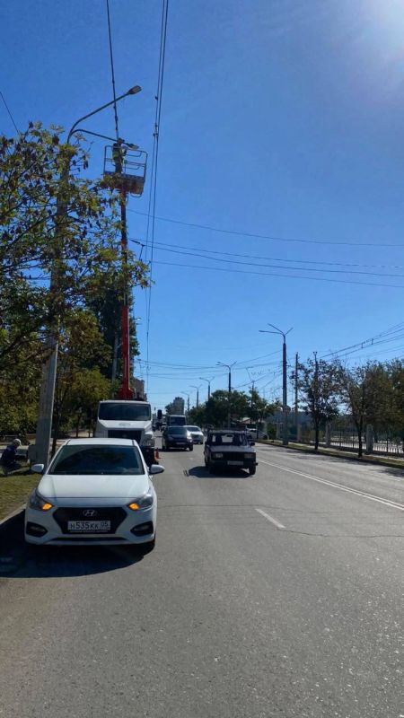 В настоящее время работники МБУ "Благоустройство г. Махачкалы" проводят устранение повреждений, замену и ремонт светильников на объектах уличного освещения на проспекте Петра Первого В настоящее время работники МБУ "Благоустройство г. Махачкалы" проводят устранение повреждений, замену и ремонт светильников на объектах уличного освещения на проспекте Петра Первого