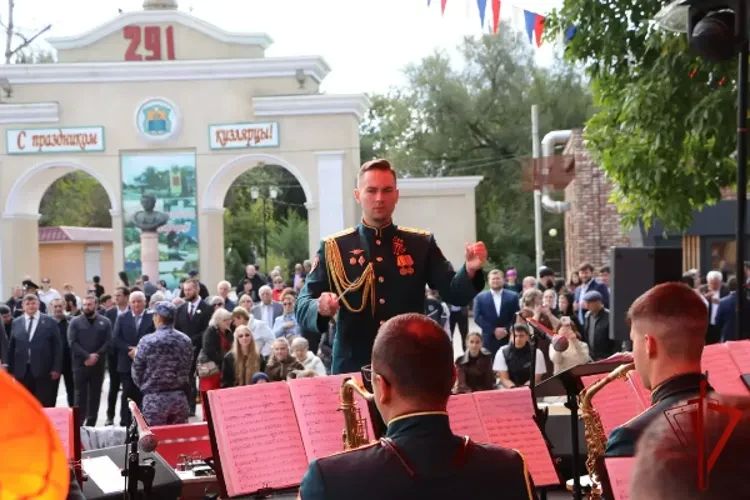 Военный оркестр Росгвардии выступил с концертом в Кизляре Военный оркестр Росгвардии выступил с концертом в Кизляре