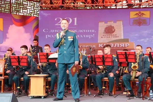 Военный оркестр Росгвардии выступил с концертом в Кизляре