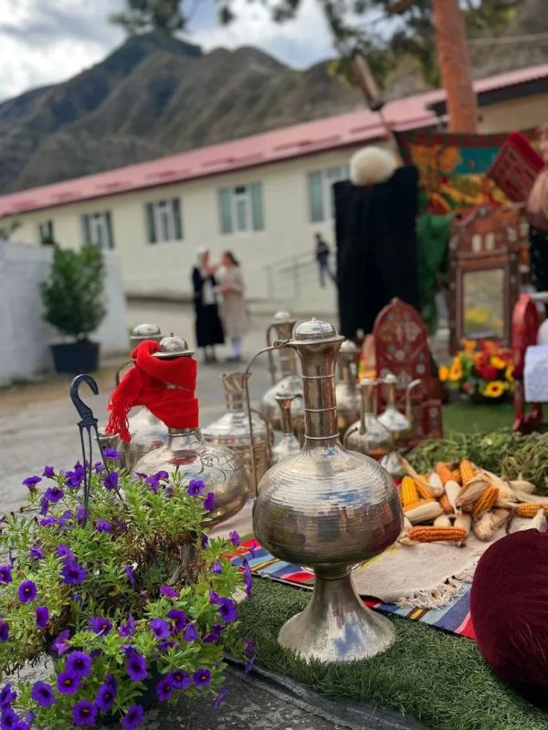 Тлохской школе — 100 лет. В Ботлихском районе отметили юбилей Тлохская СОШ Тлохской школе — 100 лет. В Ботлихском районе отметили юбилей Тлохская СОШ