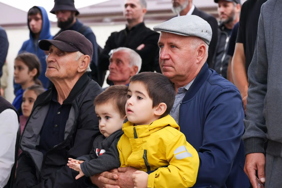 В Республике Дагестан выдали ключи от новых домов 52 семьям, пострадавшим от паводков В Республике Дагестан выдали ключи от новых домов 52 семьям, пострадавшим от паводков