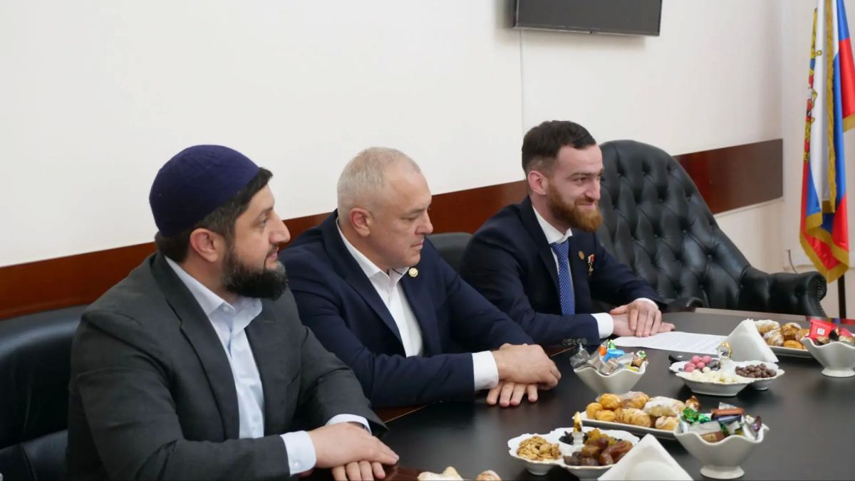 В Дагестан для участия в XIII Международном межрелигиозном молодежном форуме прибыла делегация из Арабской Республики Египет - это заместитель министра по делам религии и вакфам Ахмед Набави Ахмед Махлуф и имам, хатиб и... В Дагестан для участия в XIII Международном межрелигиозном молодежном форуме прибыла делегация из Арабской Республики Египет - это заместитель министра по делам религии и вакфам Ахмед Набави Ахмед Махлуф и имам, хатиб и...