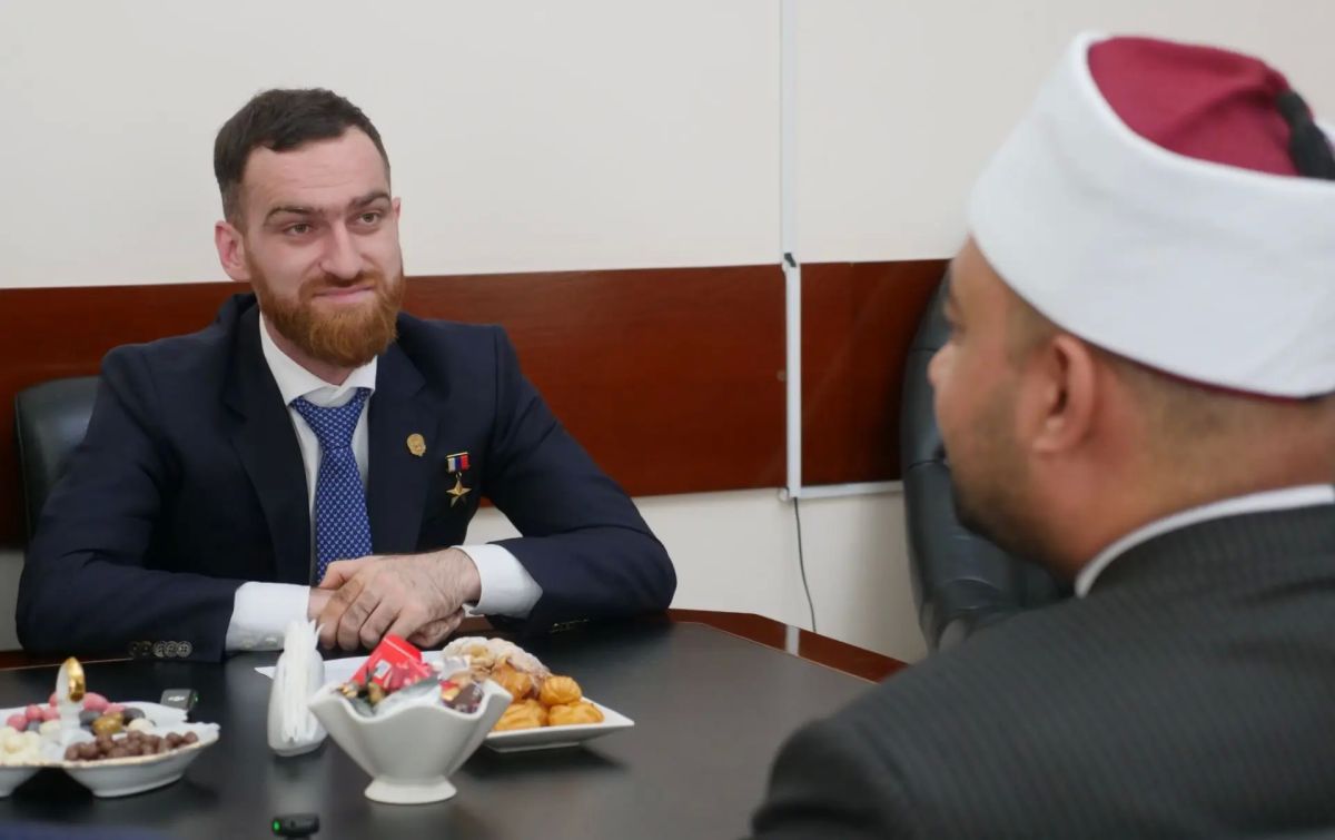 В Дагестан для участия в XIII Международном межрелигиозном молодежном форуме прибыла делегация из Арабской Республики Египет - это заместитель министра по делам религии и вакфам Ахмед Набави Ахмед Махлуф и имам, хатиб и... В Дагестан для участия в XIII Международном межрелигиозном молодежном форуме прибыла делегация из Арабской Республики Египет - это заместитель министра по делам религии и вакфам Ахмед Набави Ахмед Махлуф и имам, хатиб и...