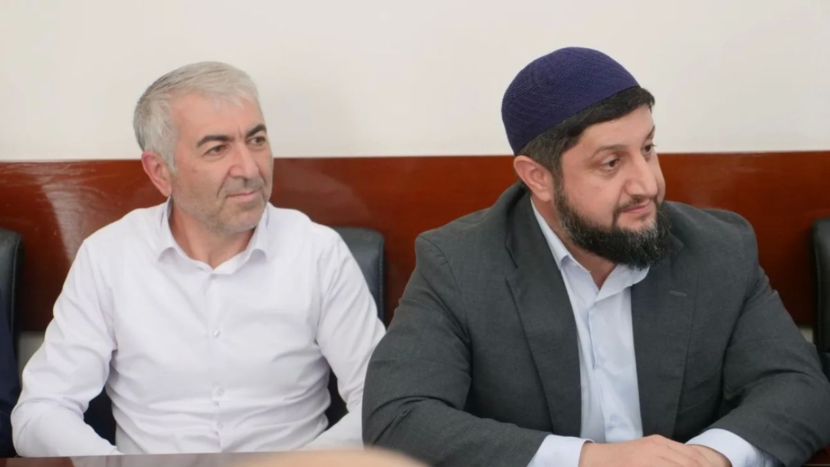 В Дагестан для участия в XIII Международном межрелигиозном молодежном форуме прибыла делегация из Арабской Республики Египет - это заместитель министра по делам религии и вакфам Ахмед Набави Ахмед Махлуф и имам, хатиб и... В Дагестан для участия в XIII Международном межрелигиозном молодежном форуме прибыла делегация из Арабской Республики Египет - это заместитель министра по делам религии и вакфам Ахмед Набави Ахмед Махлуф и имам, хатиб и...