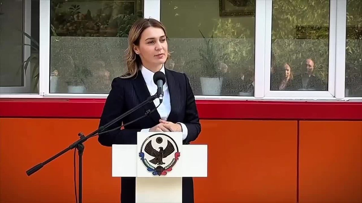 Заместитель главы администрации Махачкалы Эмилия Раджабова выступила на церемонии открытия мемориальной доски Юрию Ханжову у Детской школы искусств № 3
