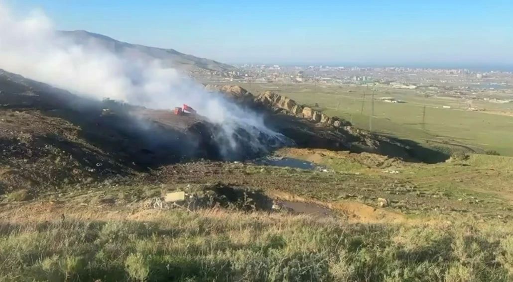 В Махачкале площадь пожара на мусорной свалке сократилась вдвое