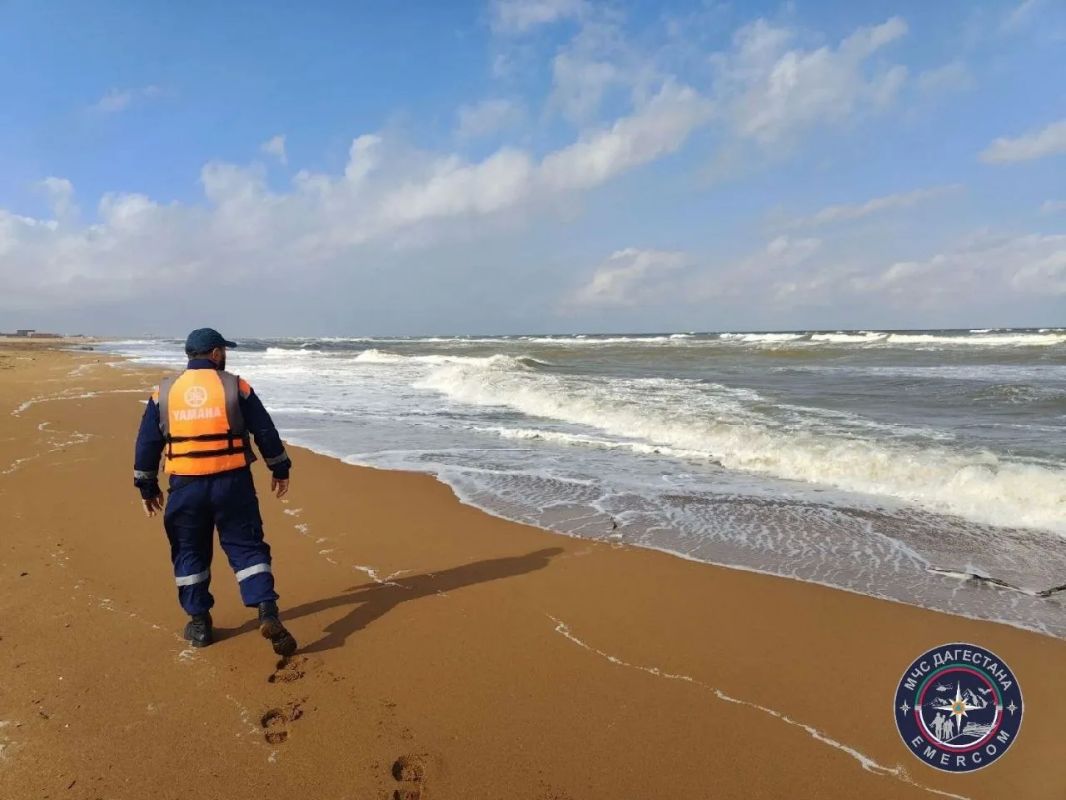 В Дербенте спасли тонущего в море мужчину В Дербенте спасли тонущего в море мужчину