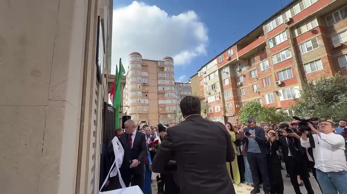 В Махачкале открыли мемориальную плиту Герою России Магомеду Исбакиеву, погибшему при исполнении воинского долга в зоне специальной военной операции