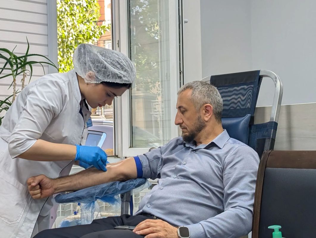 Добро начинается с нас!. Сегодняшнее утро в Минфине РД началось не с отчетов и совещаний, а с добрых дел Добро начинается с нас!. Сегодняшнее утро в Минфине РД началось не с отчетов и совещаний, а с добрых дел