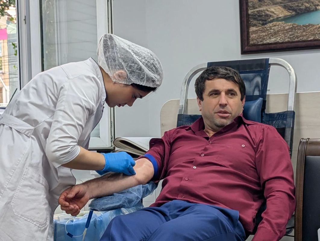 Добро начинается с нас!. Сегодняшнее утро в Минфине РД началось не с отчетов и совещаний, а с добрых дел Добро начинается с нас!. Сегодняшнее утро в Минфине РД началось не с отчетов и совещаний, а с добрых дел