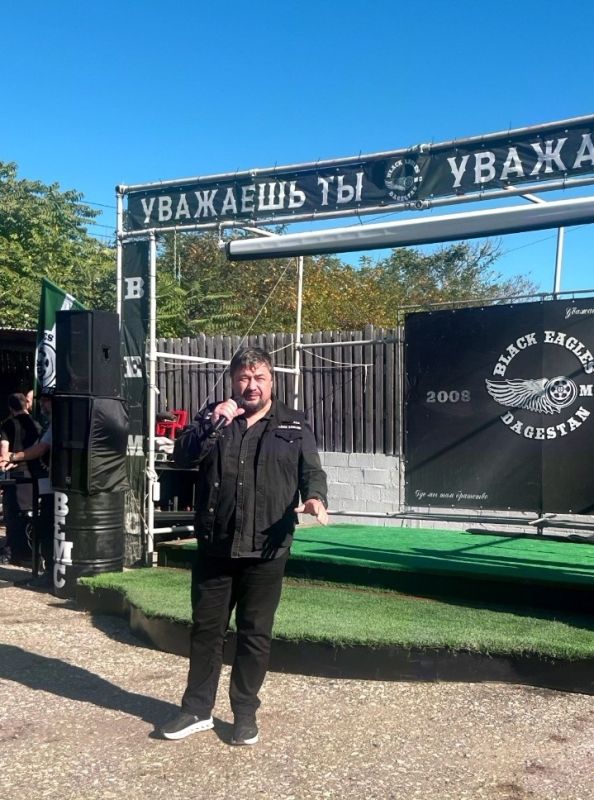 Рёв моторов, растянувшаяся на сотни метров колонна и десятки байкеров в кожаных куртках — один из крупнейших мотоклубов республики «Black Eagles MC» («Чёрные орлы») официально завершил свой мотосезон Рёв моторов, растянувшаяся на сотни метров колонна и десятки байкеров в кожаных куртках — один из крупнейших мотоклубов республики «Black Eagles MC» («Чёрные орлы») официально завершил свой мотосезон