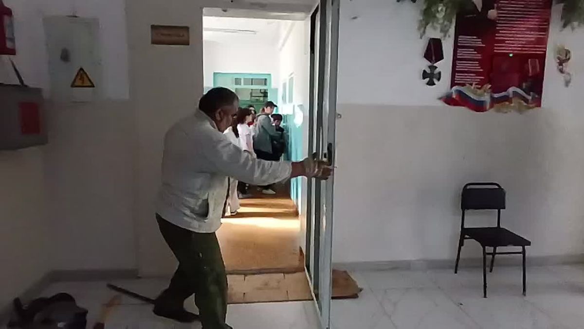 В средней школе №17 специалистами МБУ «Благоустройство» выполнен ремонт двери
