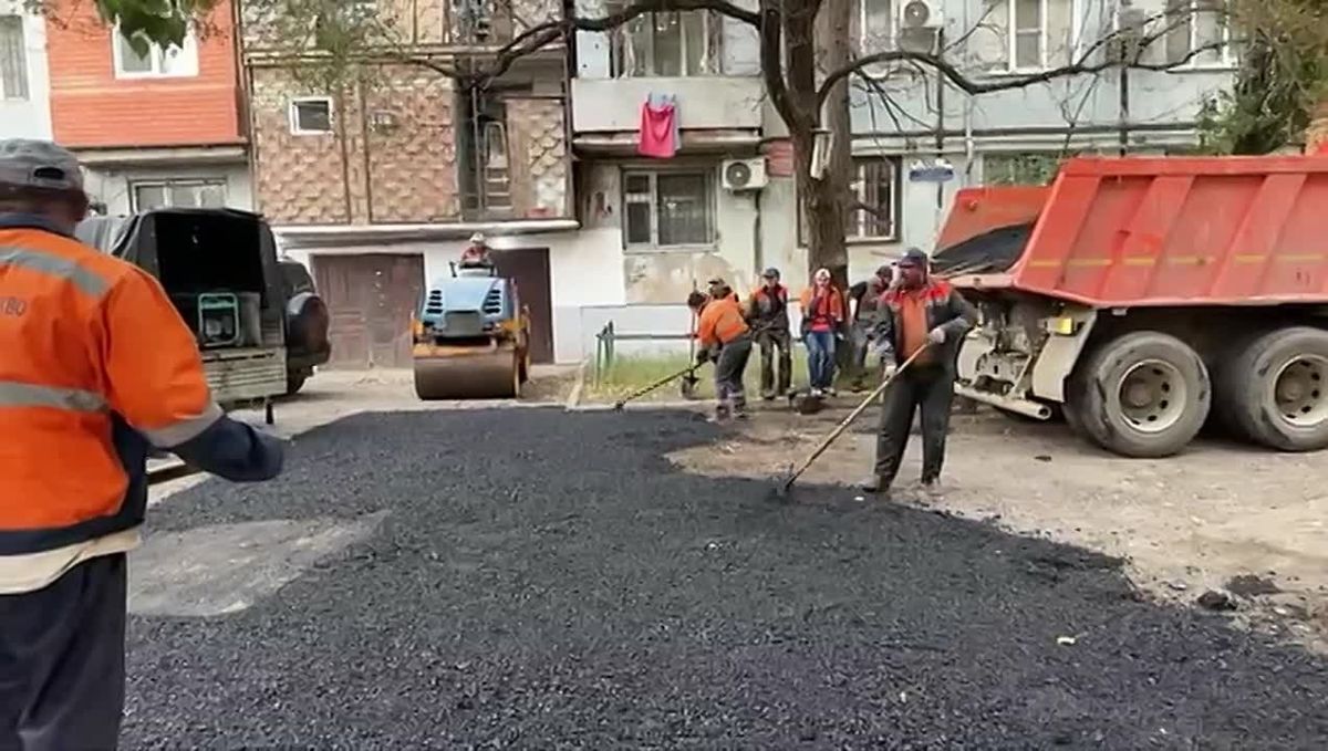 В Махачкале продолжают ремонтировать дороги во дворах многоквартирных домов. Сейчас сотрудники МБУ «Благоустройство» работают у дома №18 на проспекте Имама Шамиля