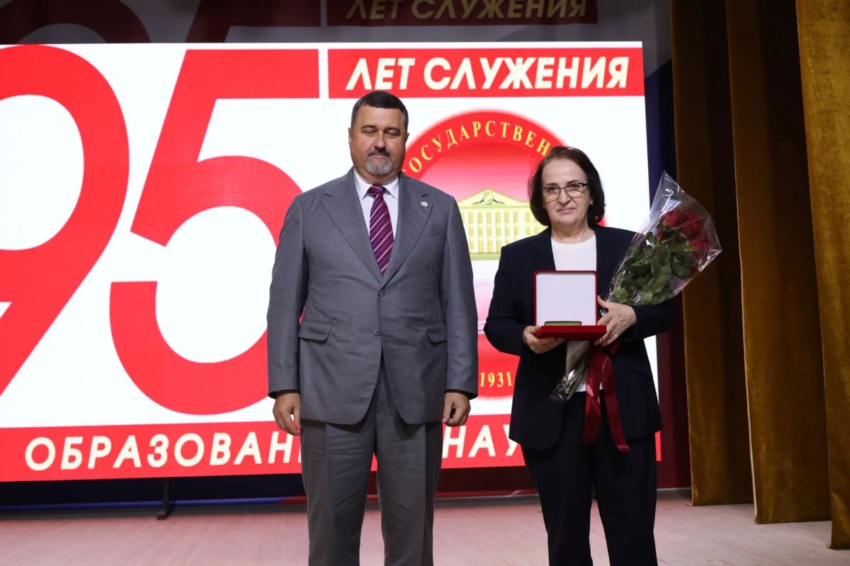 Врио министра природных ресурсов и экологии Ратмир Расулов принял участие в праздновании 95-летия Дагестанского государственного университета Врио министра природных ресурсов и экологии Ратмир Расулов принял участие в праздновании 95-летия Дагестанского государственного университета