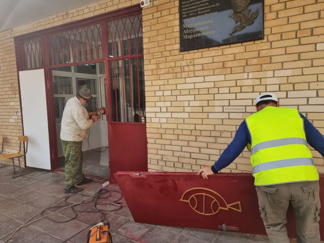 Специалистами МБУ «Благоустройство» в школе №56 ведутся электросварочные работы по восстановлению входной двери Специалистами МБУ «Благоустройство» в школе №56 ведутся электросварочные работы по восстановлению входной двери