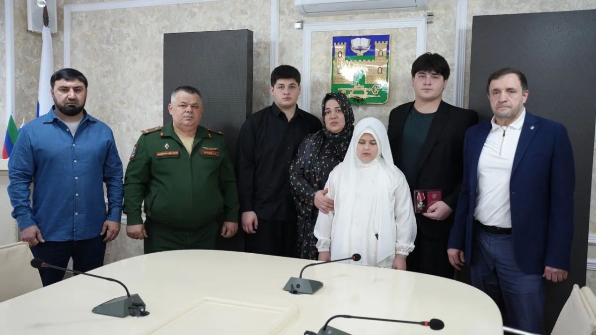 Глава Хасавюрта Корголи Корголиев встретился с семьёй погибшего участника СВО Азиза Акавова и передал супруге военнослужащего орден Мужества