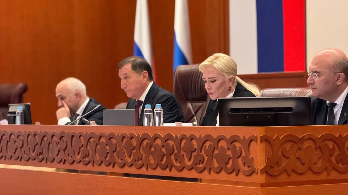 В работе сессии принимают участие полномочный представитель Президента РФ в Северо-Кавказском федеральном округе Юрий Чайка, временно исполняющий обязанности Главы РД Фёдор Щукин, сенатор РФ Ильяс Умаханов, депутаты...