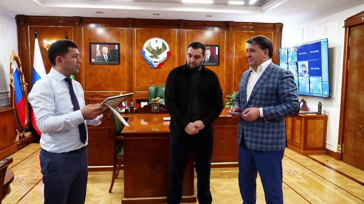 Джамбулат Салавов: Уважаемые махачкалинцы!. Сегодня вручил почётную грамоту и медаль нашему коллеге — сотруднику Управления административно-технической инспекции города Махачкалы Шамилю Мусаеву