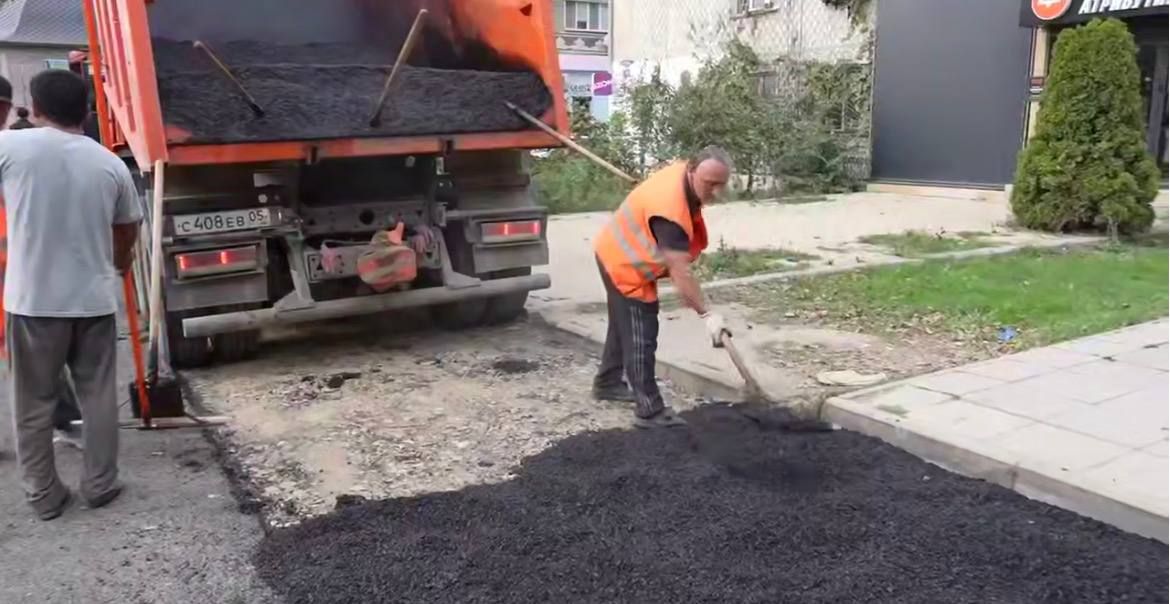 В дагестанском сегменте социальных сетей распространилось видео, на котором видно, что дорожное покрытие в районе школы № 39 уложено в ненадлежащем состоянии