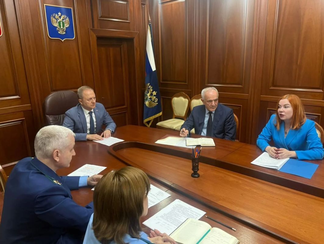 Под председательством прокурора Республики Дагестан Дениса Авдеева проведено совещание по вопросам предупреждения вовлечения несовершеннолетних в противоправную деятельность