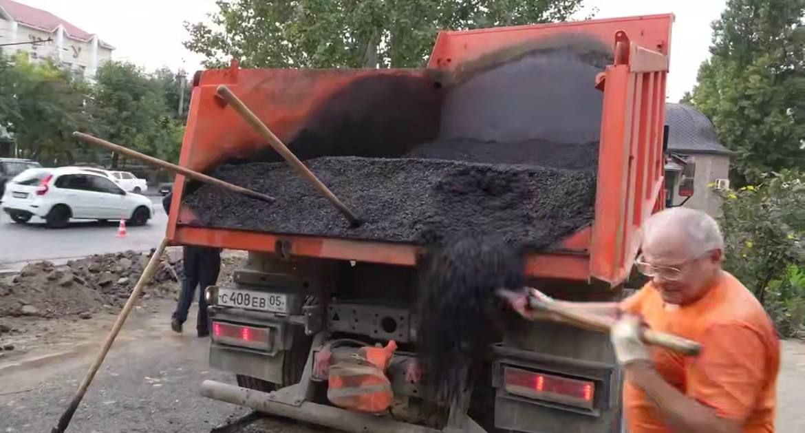 В дагестанском сегменте социальных сетей распространилось видео, на котором видно, что дорожное покрытие в районе школы № 39 уложено в ненадлежащем состоянии В дагестанском сегменте социальных сетей распространилось видео, на котором видно, что дорожное покрытие в районе школы № 39 уложено в ненадлежащем состоянии
