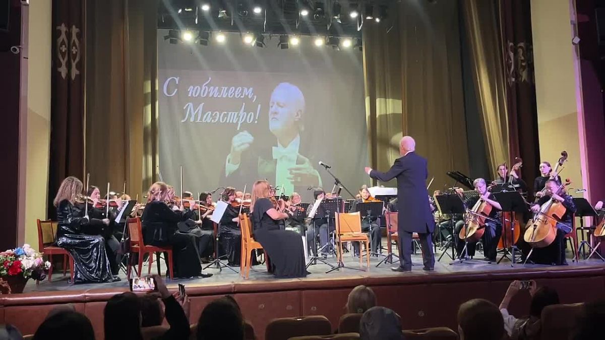 Прямо сейчас: в зале Кумыкского театра проходит юбилейный вечер, посвящённый 75-летию народного артиста Российской Федерации, народного артиста Республики Дагестан и Чеченской Республики Валерия Хлебникова