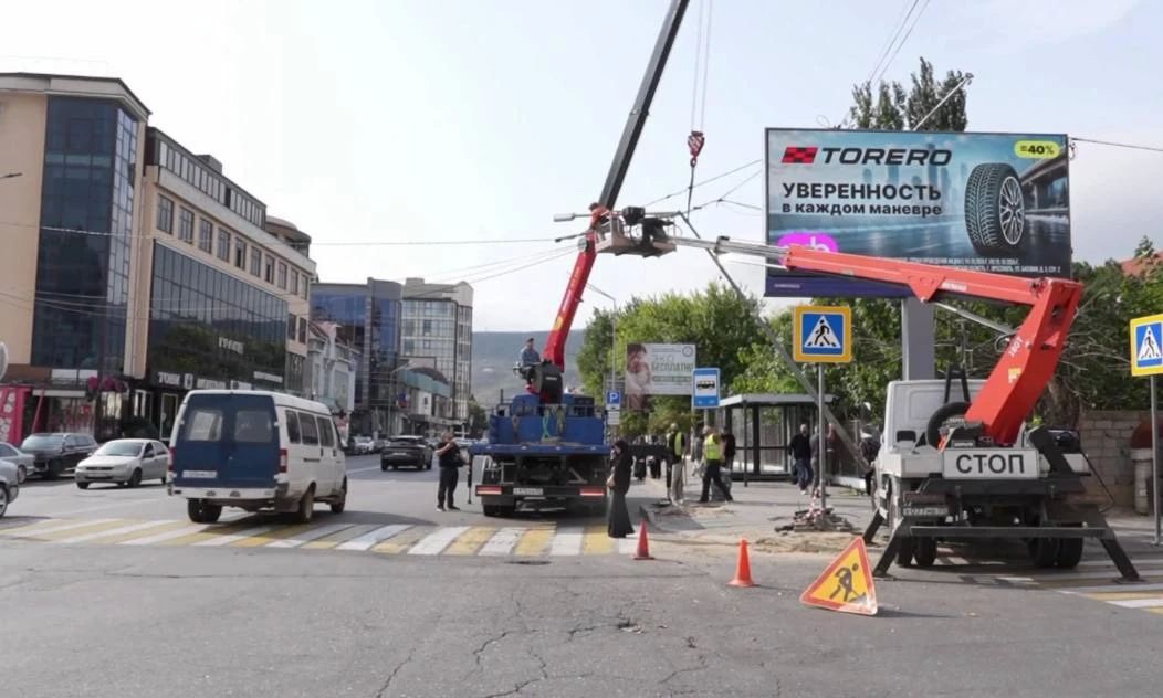 В Махачкале демонтировали столб, повреждённый в результате ДТП