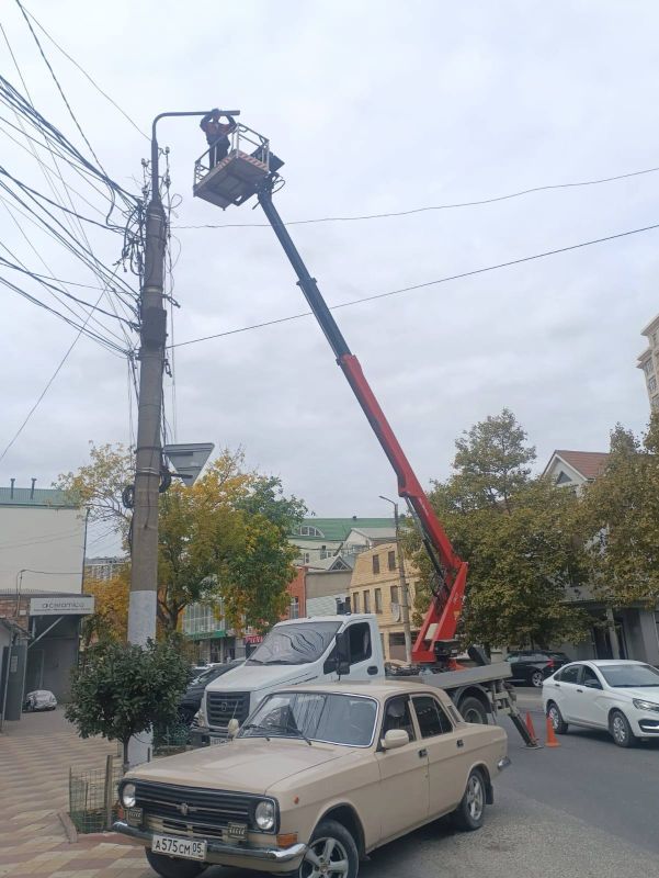 В Махачкале продолжается ремонт и замена уличных светильников