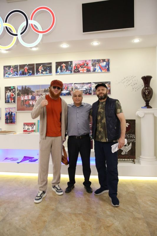 Музей спорта Дагестана посетил именитый гость — один из самых ярких бойцов UFC Шарабутдин Магомедов, известный поклонникам единоборств как Шара Буллет Музей спорта Дагестана посетил именитый гость — один из самых ярких бойцов UFC Шарабутдин Магомедов, известный поклонникам единоборств как Шара Буллет