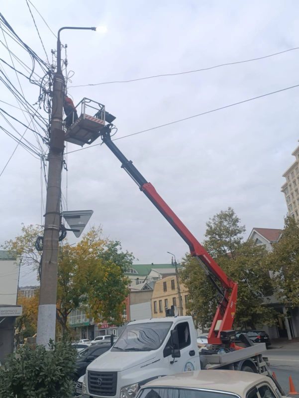 В Махачкале продолжается ремонт и замена уличных светильников В Махачкале продолжается ремонт и замена уличных светильников