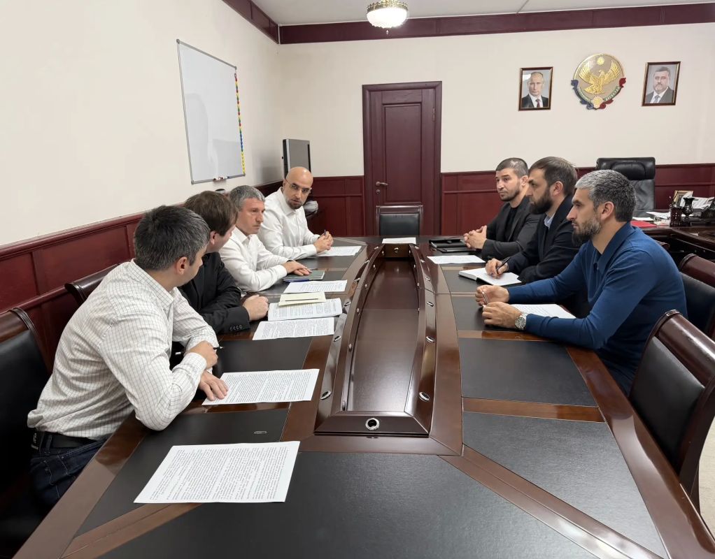 Врио министра природных ресурсов и экологии Дагестана Ратмир Расулов провел рабочую встречу с руководителем ГКУ РД «Агрострой» Рустамом Хабиловым по вопросам безопасности гидротехнических сооружений