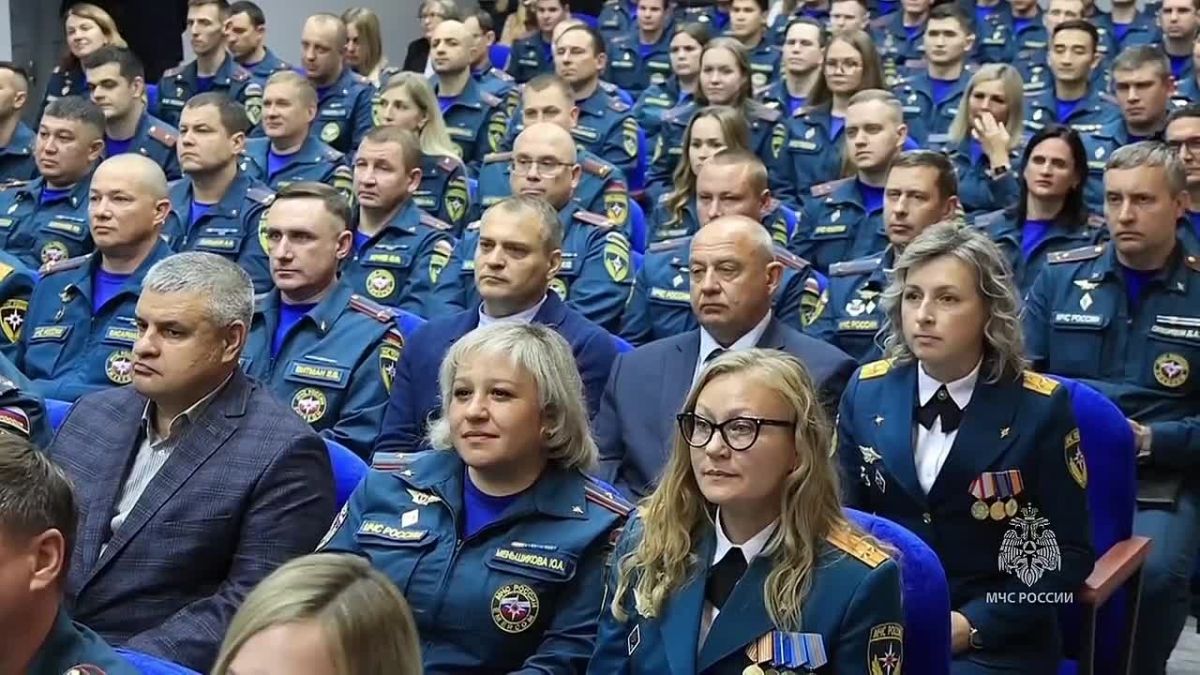 Глава МЧС России Александр Куренков вручил награды сотрудникам пожарно-спасательного гарнизона и других организаций, отличившимся при спасении людей и ликвидации пожаров