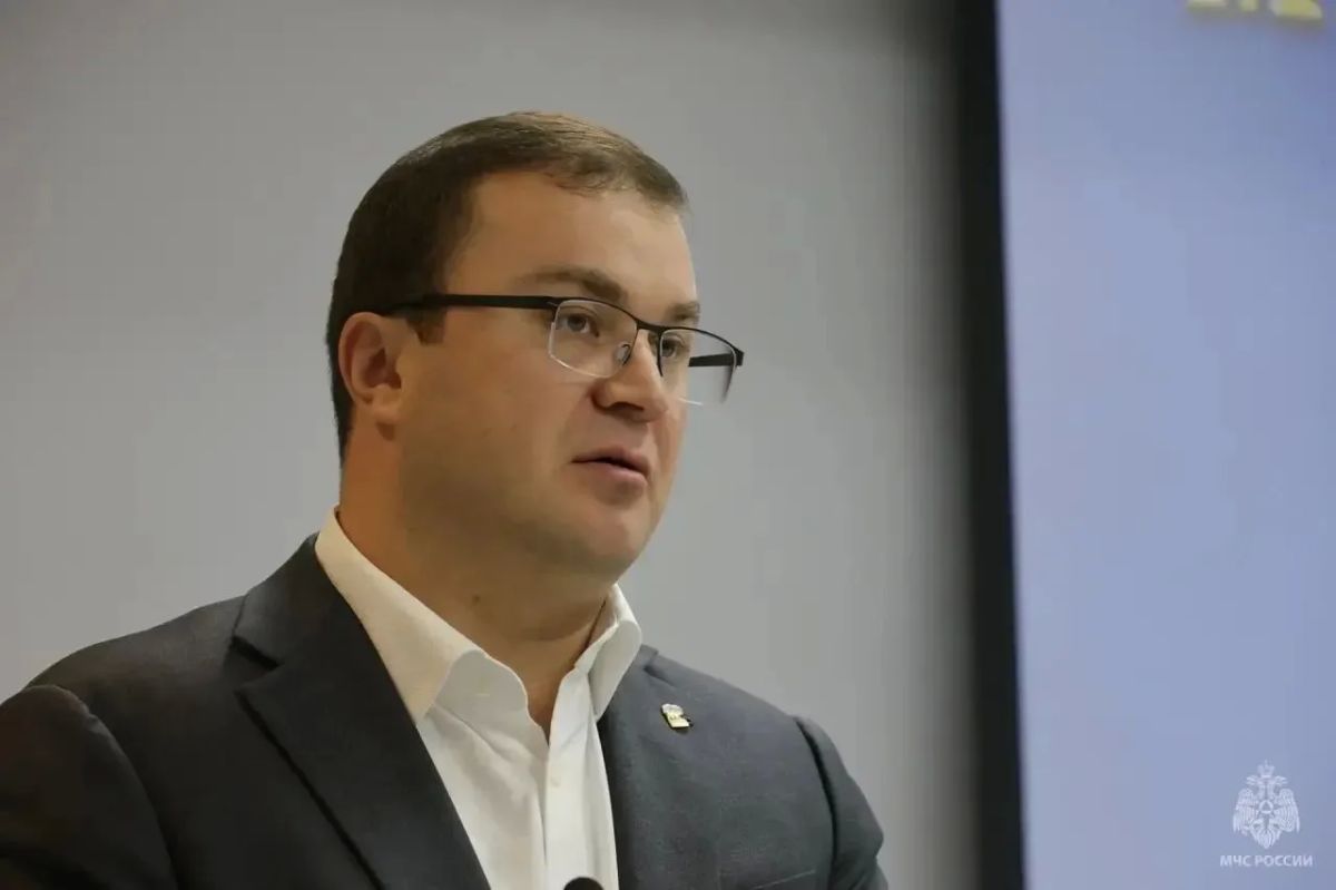 Глава МЧС России Александр Куренков вручил награды сотрудникам пожарно-спасательного гарнизона и других организаций, отличившимся при спасении людей и ликвидации пожаров Глава МЧС России Александр Куренков вручил награды сотрудникам пожарно-спасательного гарнизона и других организаций, отличившимся при спасении людей и ликвидации пожаров