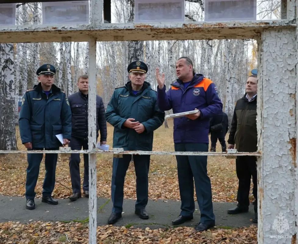 Глава МЧС России Александр Куренков вручил награды сотрудникам пожарно-спасательного гарнизона и других организаций, отличившимся при спасении людей и ликвидации пожаров Глава МЧС России Александр Куренков вручил награды сотрудникам пожарно-спасательного гарнизона и других организаций, отличившимся при спасении людей и ликвидации пожаров