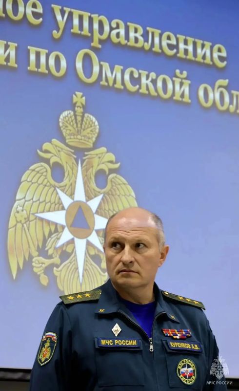Глава МЧС России Александр Куренков вручил награды сотрудникам пожарно-спасательного гарнизона и других организаций, отличившимся при спасении людей и ликвидации пожаров Глава МЧС России Александр Куренков вручил награды сотрудникам пожарно-спасательного гарнизона и других организаций, отличившимся при спасении людей и ликвидации пожаров