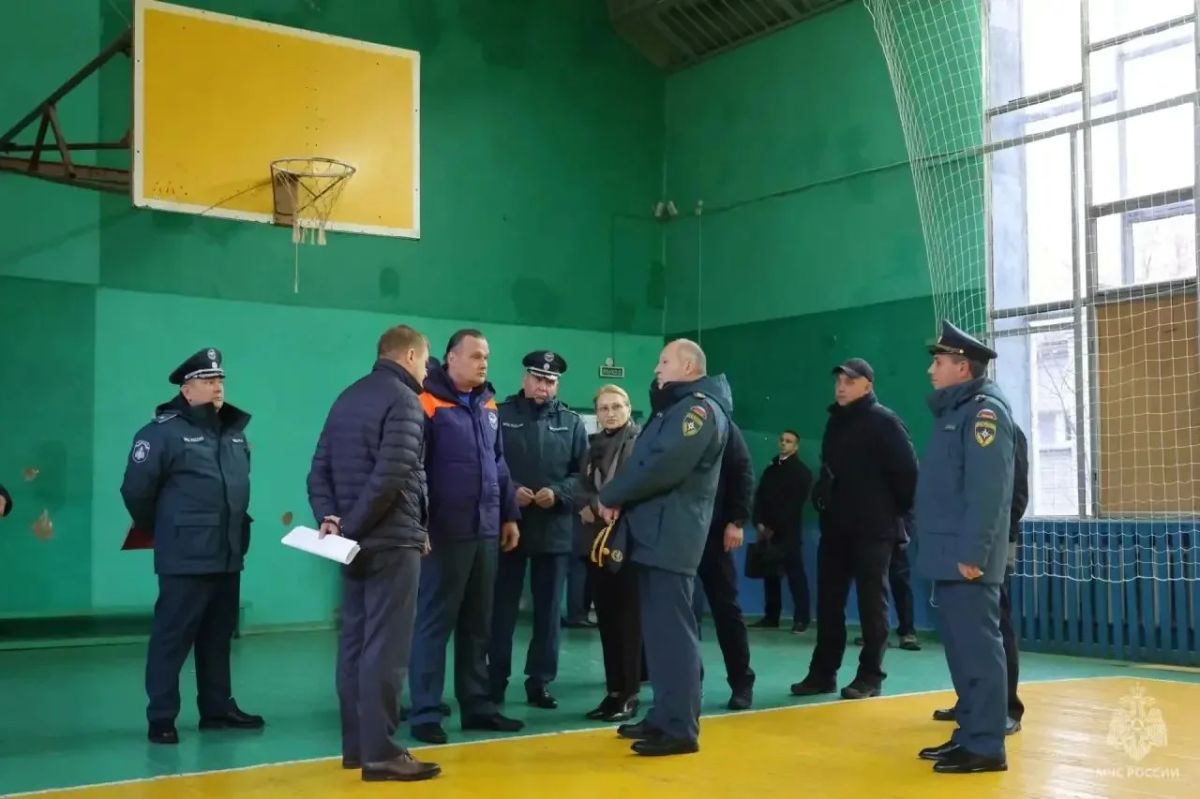 Глава МЧС России Александр Куренков вручил награды сотрудникам пожарно-спасательного гарнизона и других организаций, отличившимся при спасении людей и ликвидации пожаров Глава МЧС России Александр Куренков вручил награды сотрудникам пожарно-спасательного гарнизона и других организаций, отличившимся при спасении людей и ликвидации пожаров