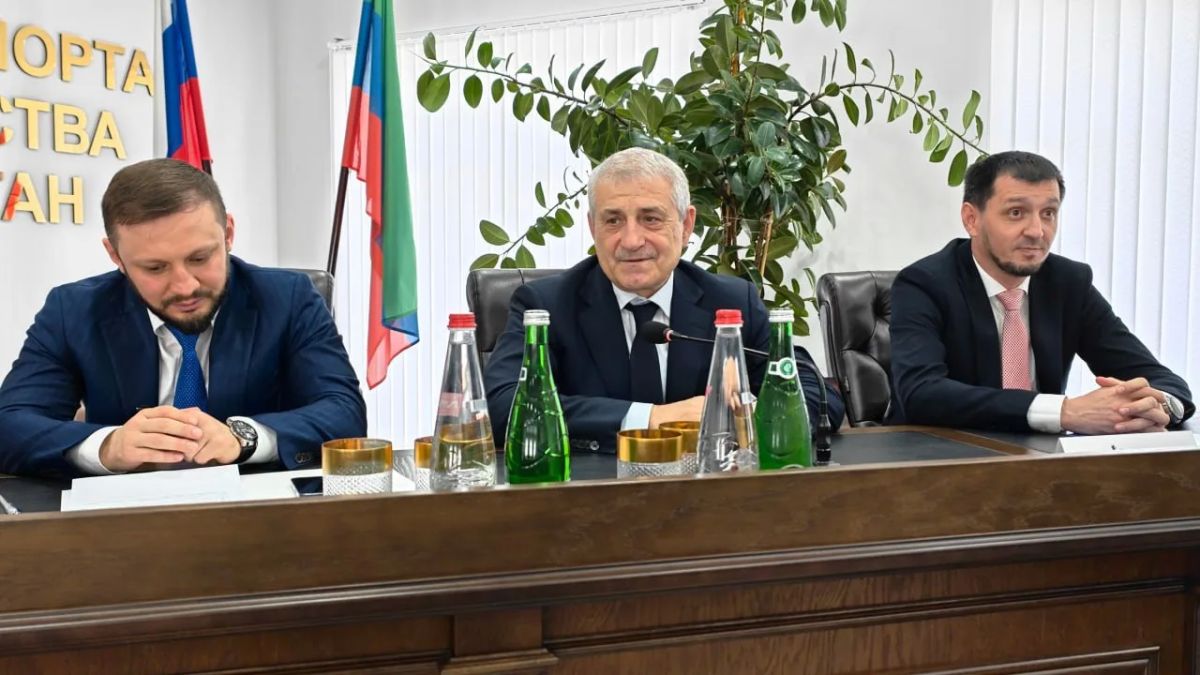 В Минтрансе Дагестана чествовали работников дорожной и транспортной отраслей В Минтрансе Дагестана чествовали работников дорожной и транспортной отраслей