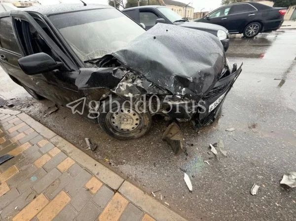 В Дербенте при столкновении двух автомобилей пострадала 11-летняя девочка В Дербенте при столкновении двух автомобилей пострадала 11-летняя девочка
