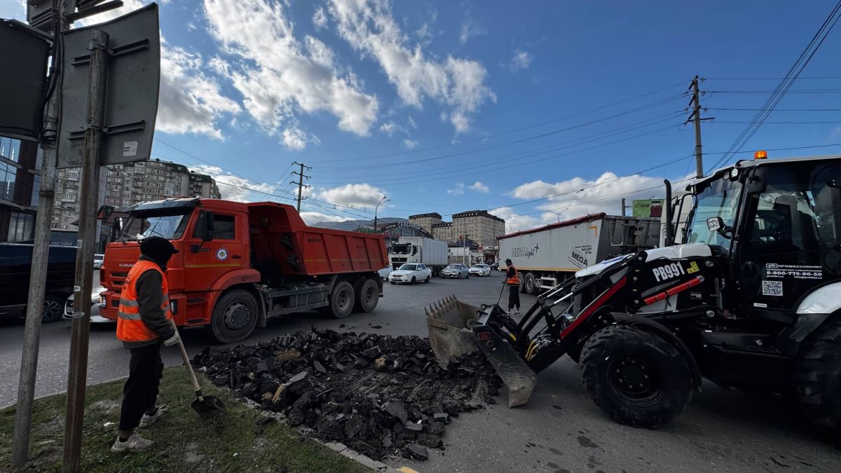 На проспекте Акушинского убрали мусор после ямочного ремонта На проспекте Акушинского убрали мусор после ямочного ремонта