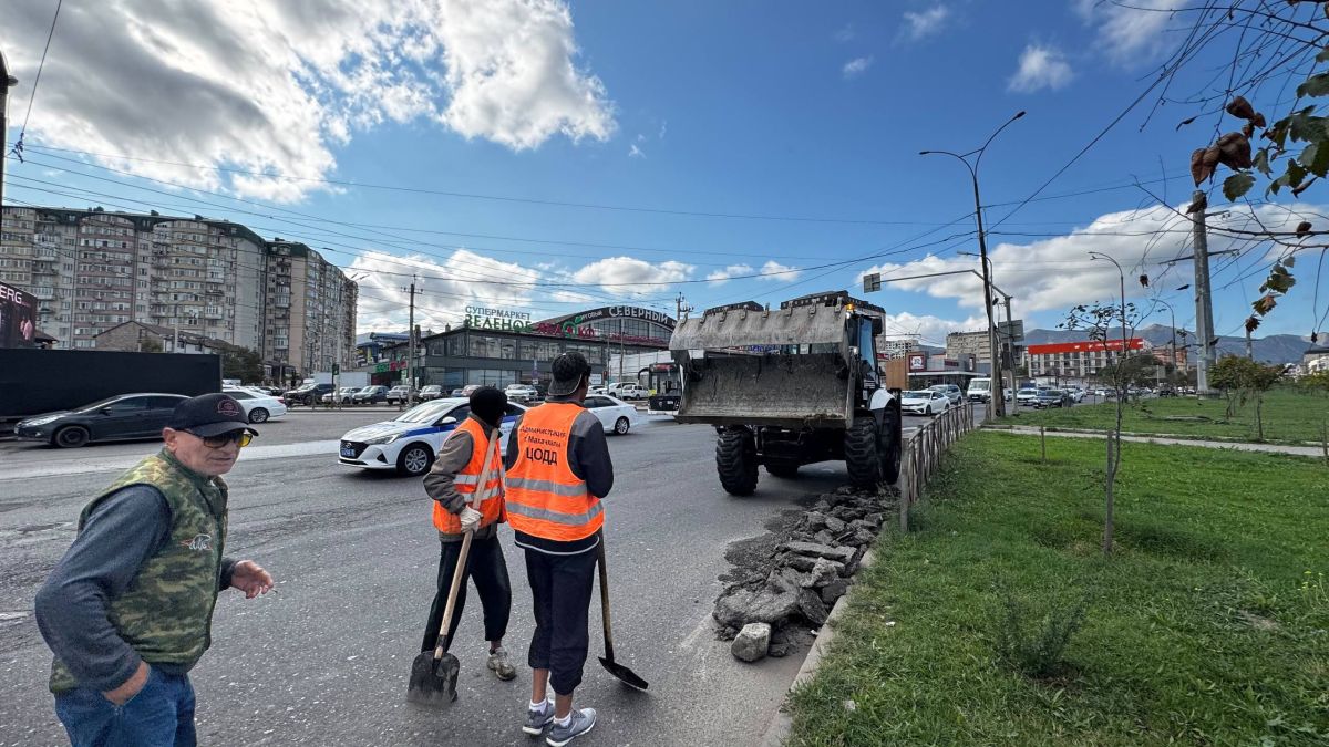 На проспекте Акушинского убрали мусор после ямочного ремонта На проспекте Акушинского убрали мусор после ямочного ремонта