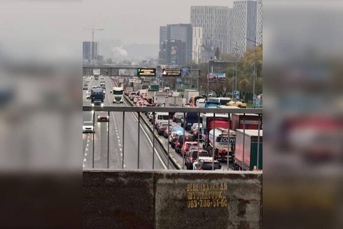 В Киеве образовались многокилометровые пробки после удара по Южному мосту