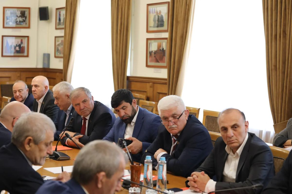 Магомед Рамазанов встретился с представителями фракции КПРФ в Народном Собрании Дагестана Магомед Рамазанов встретился с представителями фракции КПРФ в Народном Собрании Дагестана